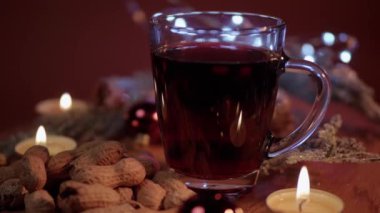 Bir Noel masa üzerinde mulled şarap