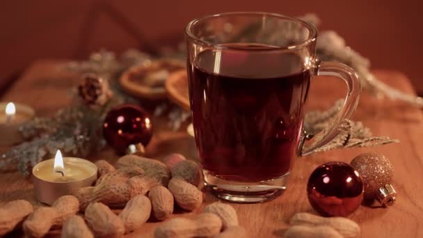 Glühwein auf dem Weihnachtstisch — Stockvideo