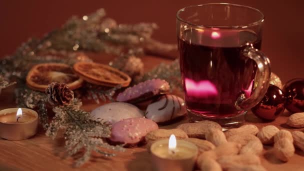Gyönyörű karácsonyi lemez forralt bor és a mogyoró — Stock videók