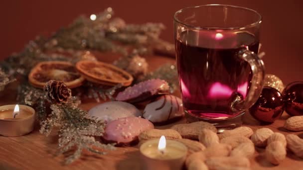 Soco de vinho tinto quente e temperado para o Natal — Vídeo de Stock