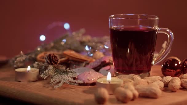クリスマスのテーブルの上のホットワイン — ストック動画