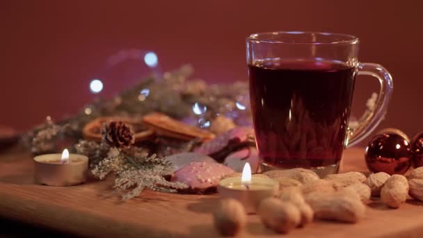 Vino caliente en una mesa de Navidad — Vídeo de stock