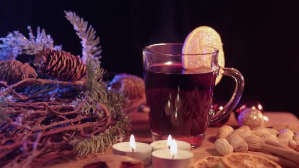 Красивое рождественское украшение на столе с глинтвейном — стоковое видео