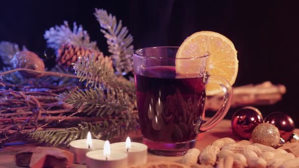 Verre de punch de Noël chaud et épicé vin paillé — Video