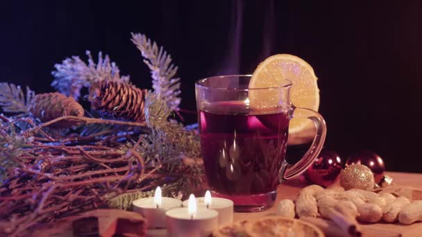 Mulled κρασί σε ένα χριστουγεννιάτικο τραπέζι — Αρχείο Βίντεο