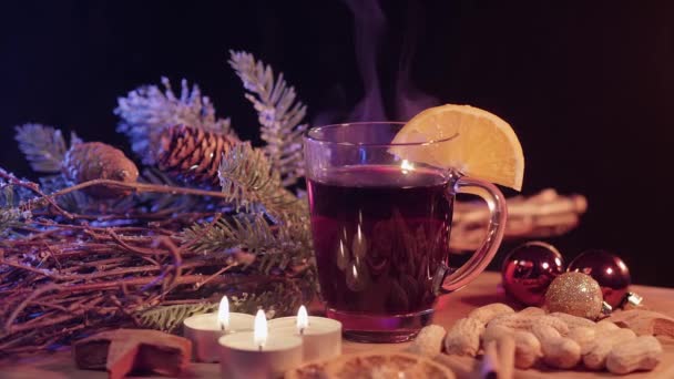 Hermoso plato de Navidad con vino caliente y cacahuetes — Vídeos de Stock