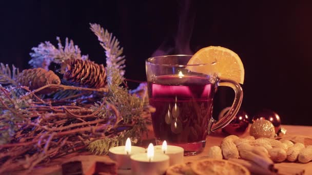 Hermosa decoración de Navidad en una mesa con vino caliente — Vídeos de Stock