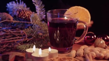 Bir Noel masa üzerinde mulled şarap