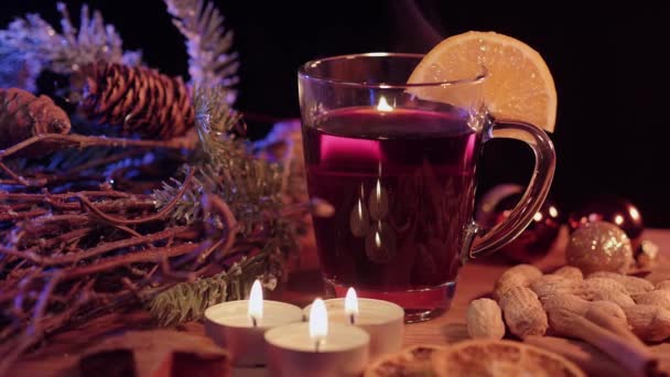 Copa de vino caliente y especiado de Navidad ponche con especias — Vídeo de stock