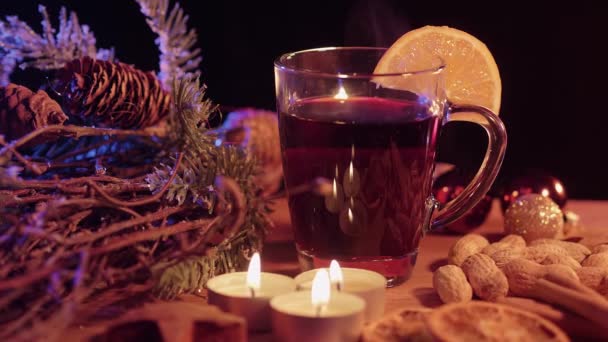 Hermoso plato de Navidad con vino caliente y cacahuetes — Vídeos de Stock