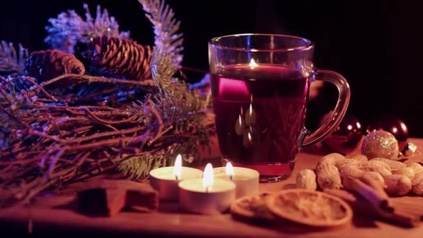 Glass of hot and spiced Christmas punch mulled wine — Stock Video