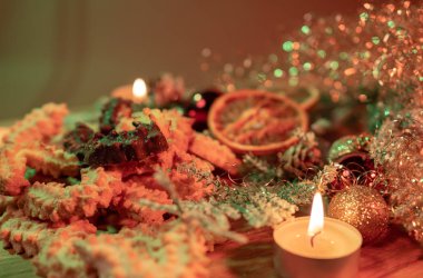 Bisküvi Noel kurabiyeleri dekore edilmiş bir tablo üzerinde spritz