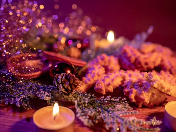 Typische Weihnachtsdekoration mit Plätzchen und Kerzen — Stockfoto