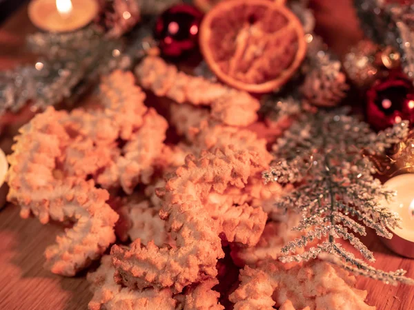 비스킷 장식된 테이블에 크리스마스 쿠키를 분출 — 스톡 사진