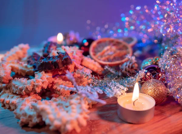 Spritzgebäck Weihnachtskekse auf einem dekorierten Tisch — Stockfoto