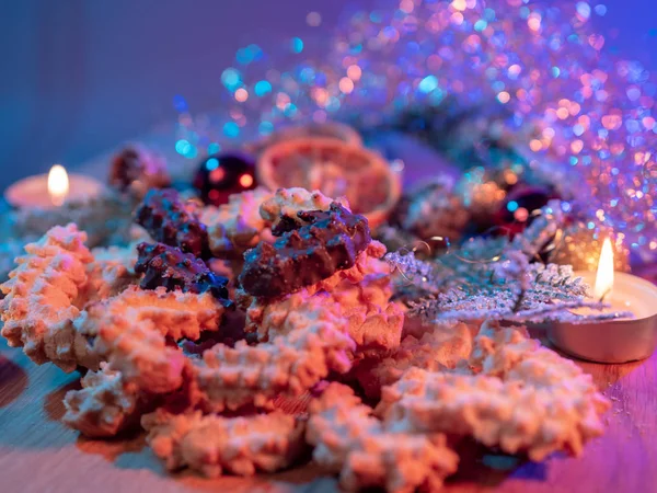 Посипати печиво Різдвяне печиво на оформлені таблиці — стокове фото