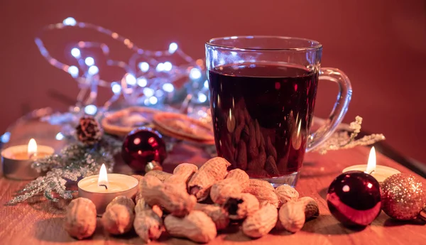 Schöne Weihnachtsdekoration auf einem Tisch mit Glühwein — Stockfoto