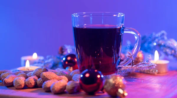 Glühwein auf dem Weihnachtstisch — Stockfoto