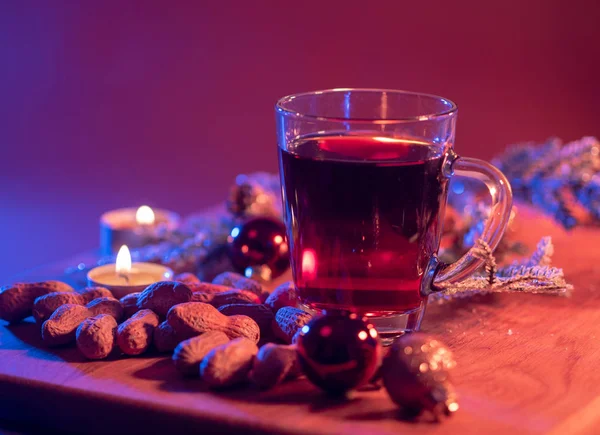 Glas heißer und würziger Weihnachtspunsch Glühwein — Stockfoto