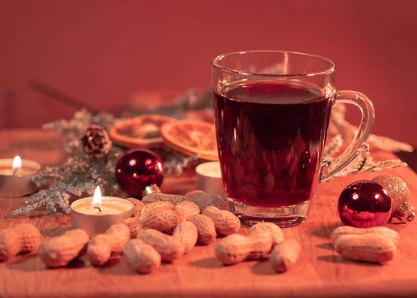 Glas heißer und würziger Weihnachtspunsch Glühwein — Stockfoto