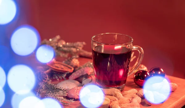 Schöne Weihnachtsdekoration auf einem Tisch mit Glühwein — Stockfoto