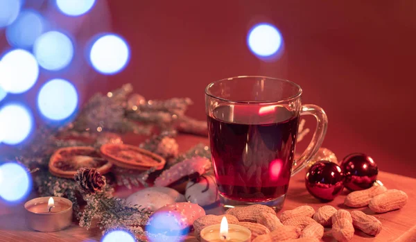 Bicchiere di vino brulé caldo e speziato di Natale — Foto Stock