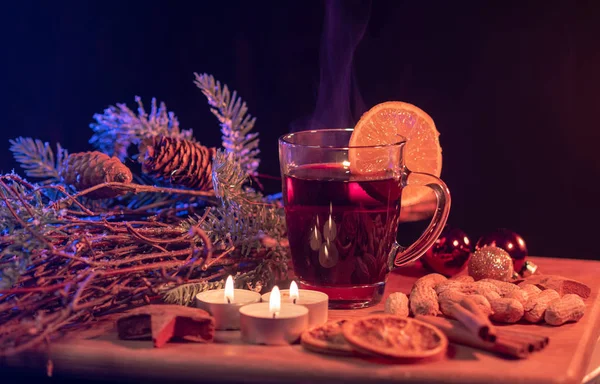 Typische Weihnachtsdekoration mit Plätzchen und Kerzen — Stockfoto