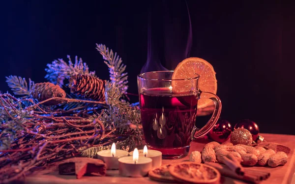 Glass of hot and spiced Christmas punch mulled wine — Stock Photo, Image