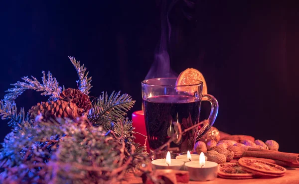 Типова різдвяна прикраса з печивом і свічками — стокове фото