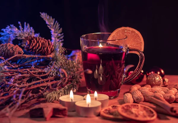 Glas heißer und würziger Weihnachtspunsch Glühwein — Stockfoto