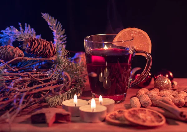 Typische Weihnachtsdekoration mit Plätzchen und Kerzen — Stockfoto