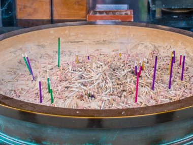 Bir Japon Tapınağı'nda dini tütsü sopa