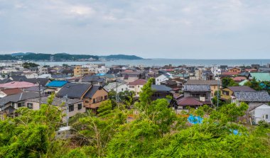 Şehir ve Kamakura bay Japonya üzerinden geniş açılı görünüş