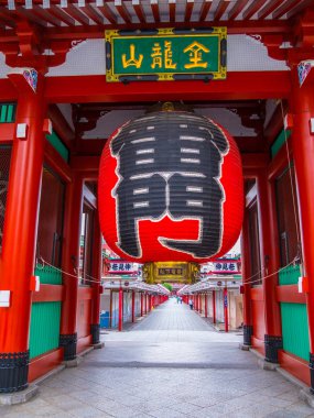 Tokyo 'daki en ünlü tapınak Asakusa' daki Senso-Ji Tapınağı.