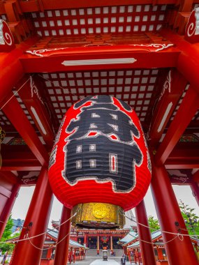 Tokyo 'daki en ünlü tapınak Asakusa' daki Senso-Ji Tapınağı.