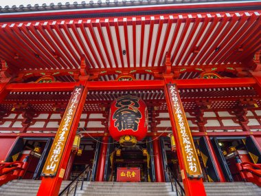 Tokyo 'daki en ünlü tapınak Asakusa' daki Senso-Ji Tapınağı.