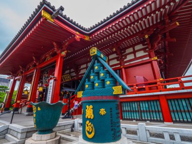 Tokyo 'daki en ünlü tapınak Asakusa' daki Senso-Ji Tapınağı.