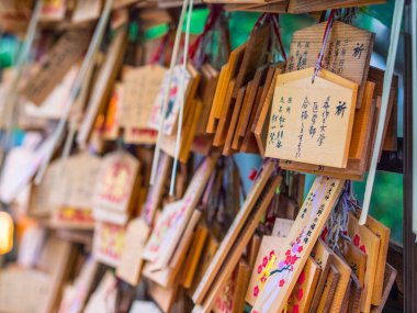 Japonya'da bir Budist tapınağında ahşap plakalar üzerinde yazılı dilek