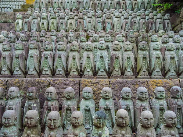 Petites statues de moine priant au temple Hase Dera à Kamakura — Photo