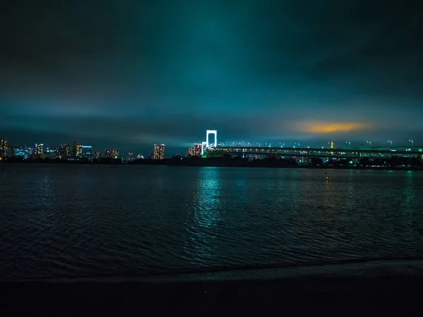 Мост Рейнбоу и Skyline Токио ночью - прекрасный вид из Одайбы — стоковое фото