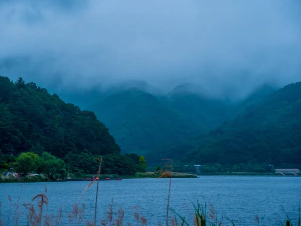 Ιαπωνικά ορεινές περιοχές γύρω από το Φούτζι καλύπτονται από ομίχλη — Φωτογραφία Αρχείου