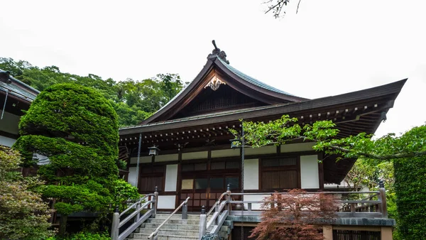 鎌倉で日本庭園をもつ寺院 — ストック写真