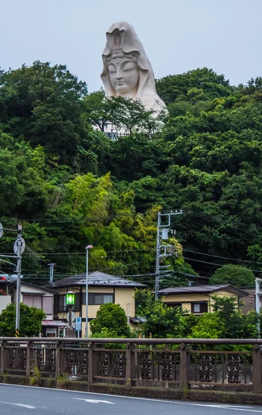 A hegy hatalmas Ofuna Kannon szobor — Stock Fotó