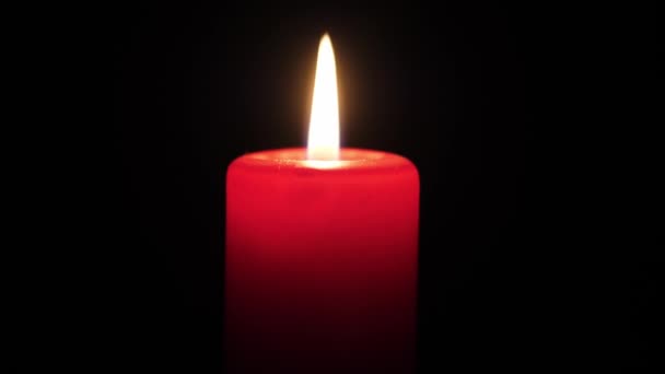 Rote Kerze auf schwarzem Hintergrund — Stockvideo