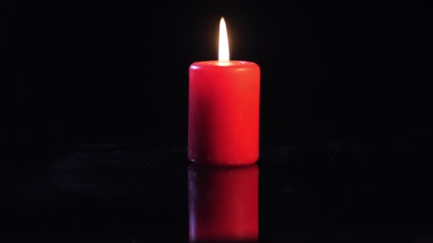 Hořící svíčka blízko vystřelí — Stock video