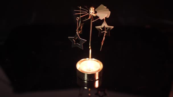 Dekoratives Kerzenkarussell zur Weihnachtszeit — Stockvideo