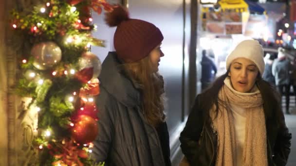 Dos chicas hacen compras navideñas en Nueva York — Vídeo de stock
