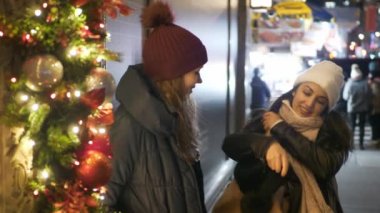 Noel alışveriş New York'ta iki kız yapın