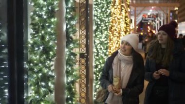 New York'ta iki kız süslenmiş Noel vitrinler bak