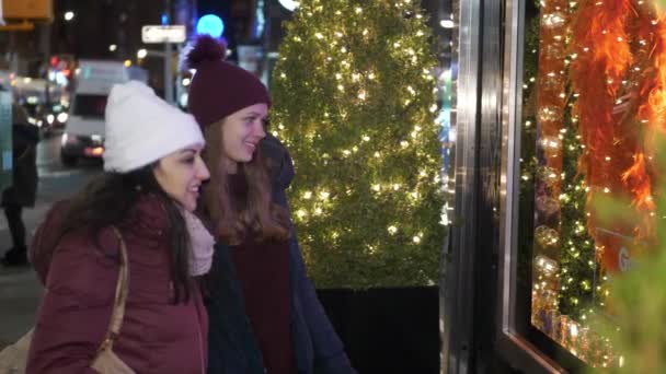 Giovani donne a New York che fanno shopping natalizio sulla Fifth Avenue — Video Stock